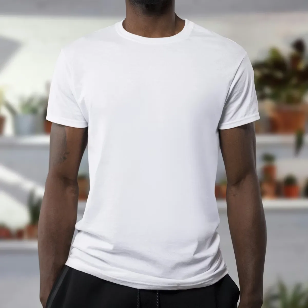 Imagen de una persona modelando una camisa en blanco