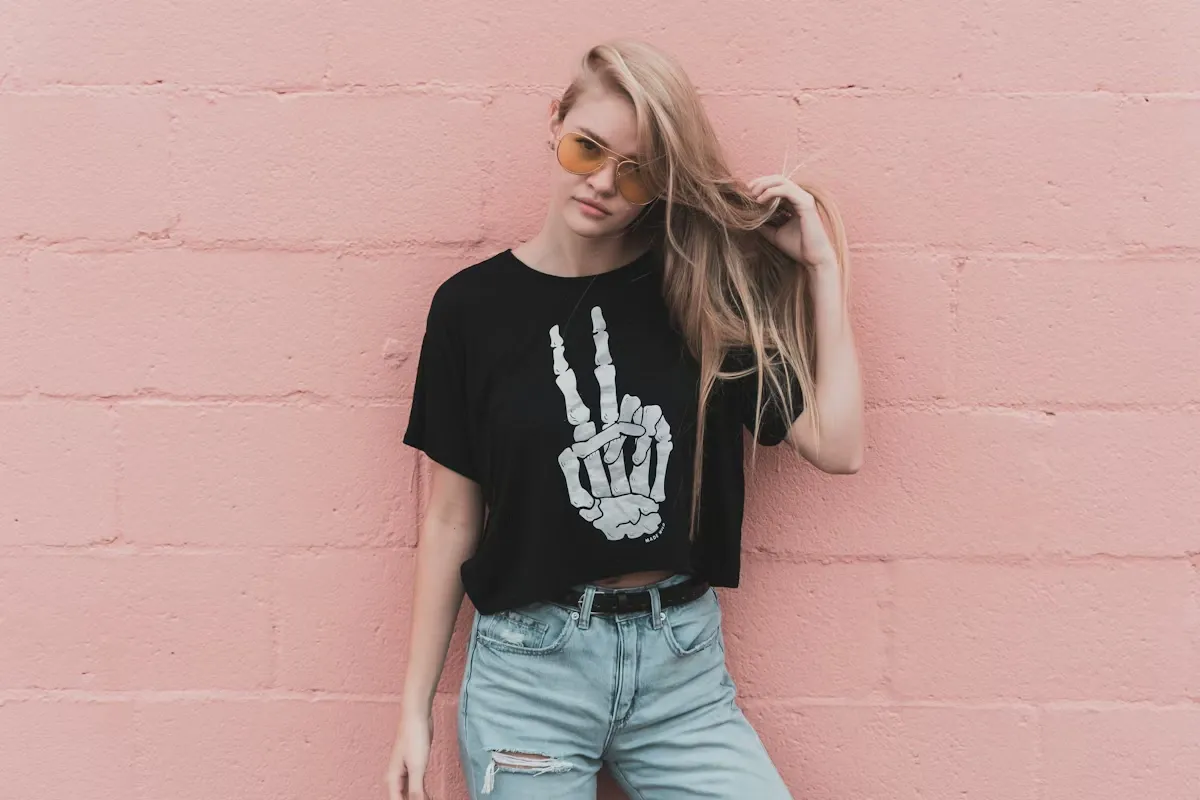 Mujer modelando camiseta negra con una imagen de una mano de esqueleto